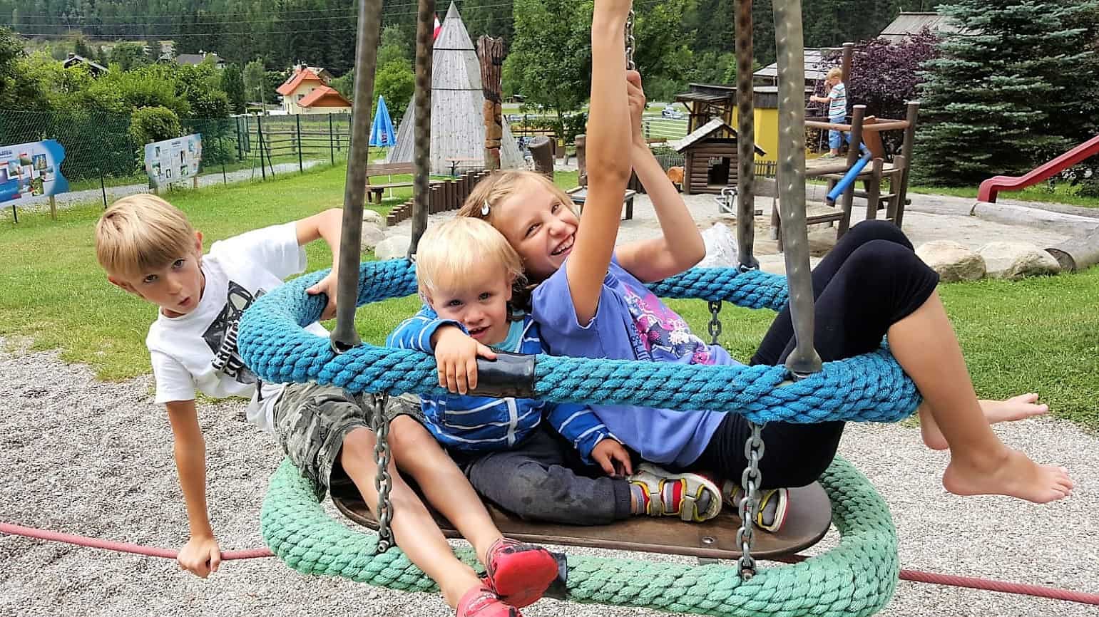 Kinder auf Spielgerät im Outdoor Kinderspielplatz im Maltatal beim Fallbach, Kärntens höchster Wasserfall