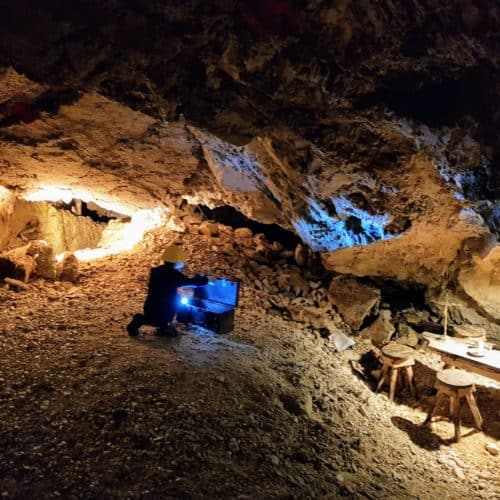 Kind bei Schatzkiste in Obir Tropfsteinhöhlen - Familienprogramm in Höhle