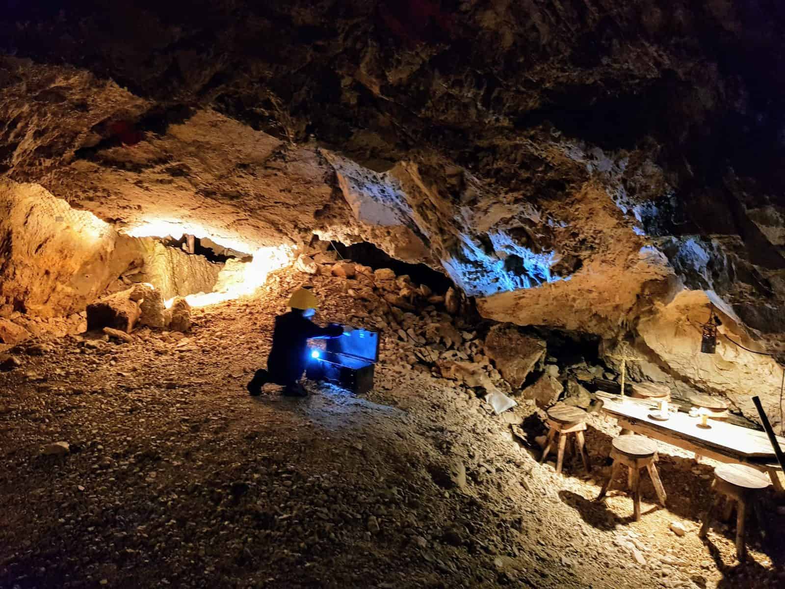 Kind bei Schatzkiste in Obir Tropfsteinhöhlen - Familienprogramm in Höhle