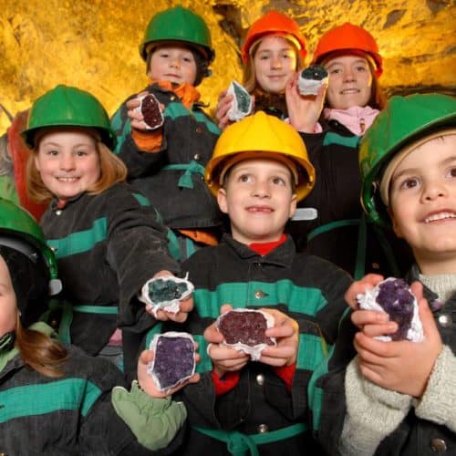 Schatzsuche für Kinder bei Führungen im Schaubergwerk Terra Mystica Nähe Villach in Kärnten, Sehenswürdigkeit in Österreich