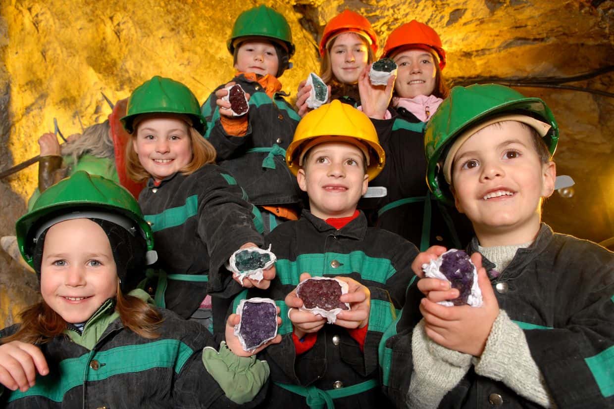 Schatzsuche für Kinder bei Führungen im Schaubergwerk Terra Mystica Nähe Villach in Kärnten, Sehenswürdigkeit in Österreich