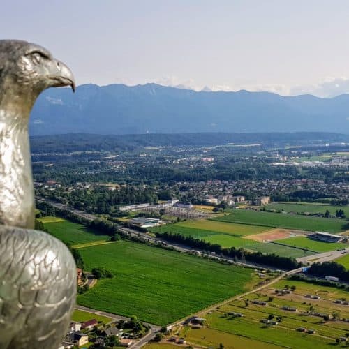 Blick auf Villach von der Adlerarena auf Burg Landskron in Kärnten am Ossiacher See