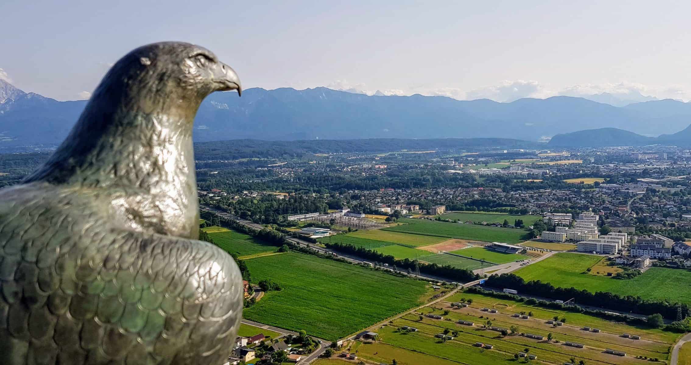 Blick auf Villach von der Adlerarena auf Burg Landskron in Kärnten am Ossiacher See