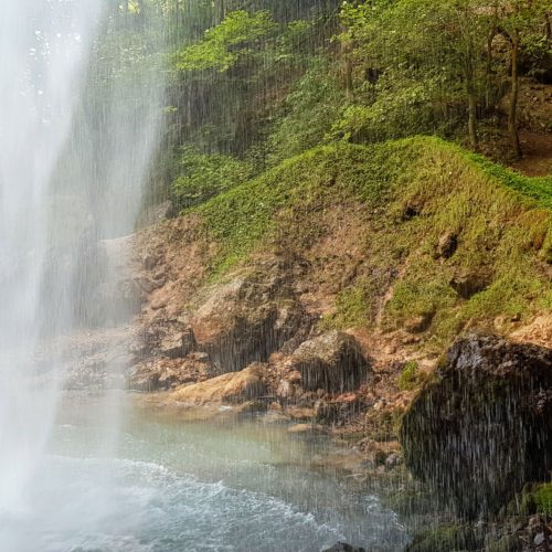 Natur erleben in Kärnten mit Kindern beim Wildensteiner Wasserfall in Gallizien Nähe Klopeiner See in Südkärnten