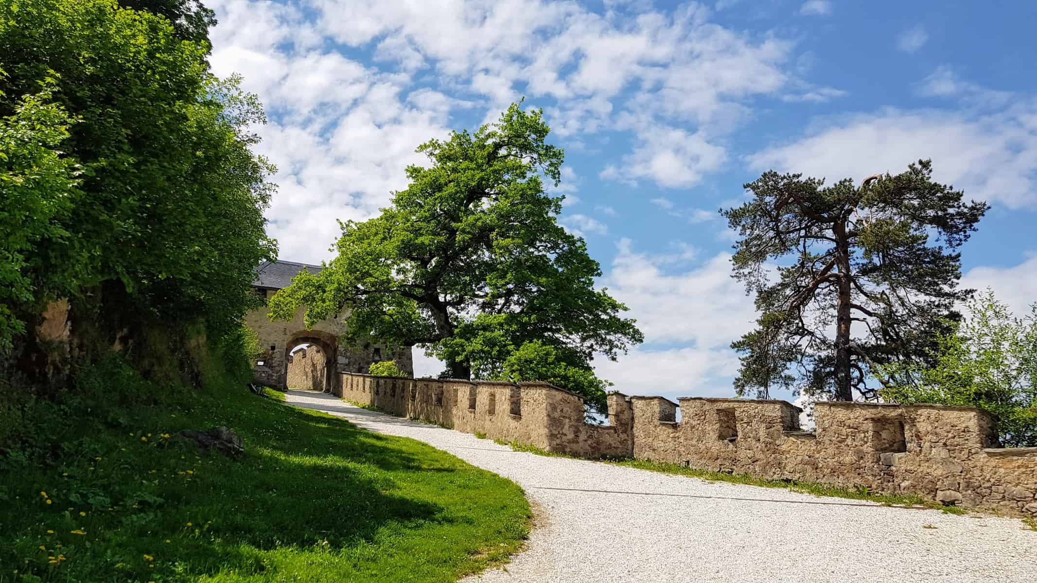 Mit Kinderwagen befahrbarer Spazierweg auf die Burg Hochosterwitz - Sehenswürdigkeit in Kärnten, Österreich