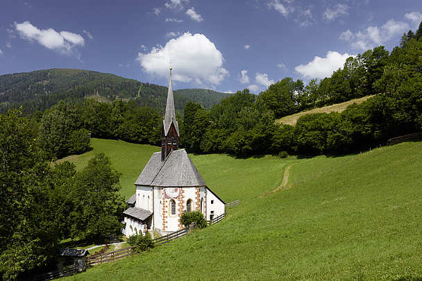 Kirche mit Heilquelle in Bad Kleinkirchheim in Österreich