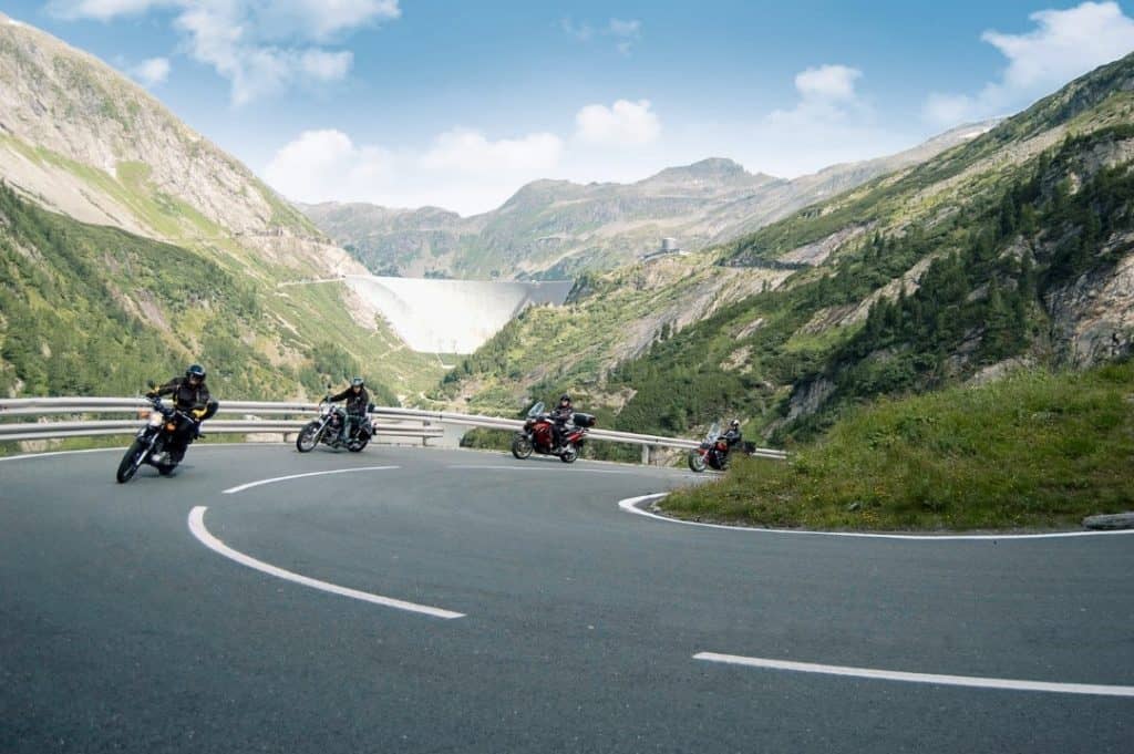 Kölnbreinsperre Motorradsegnung auf Staumauer