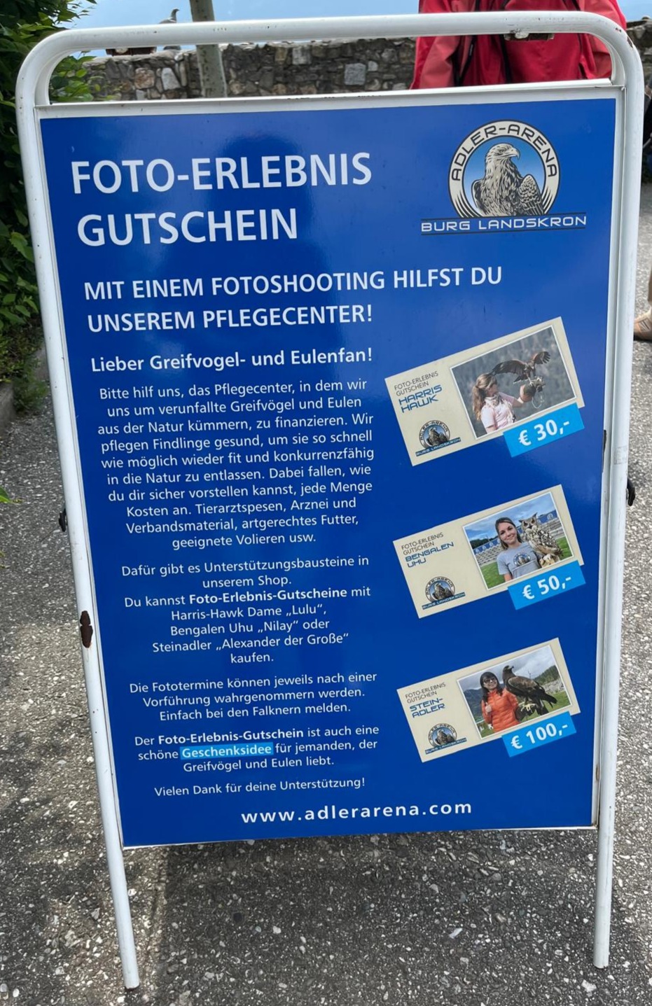 Mit einem Fotoshooting helfen Sie dem Pflegecenter für verunfallte Greifvögel - Infotafel bei Greifvogelschau in Landskron - Adlerarena Foto Erlebnisgutschein - Information auf Greifvolgelwarte Adlerarena Landskron