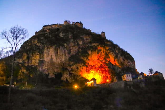 Die beleuchtete Burg Hochosterwitz zu Advent