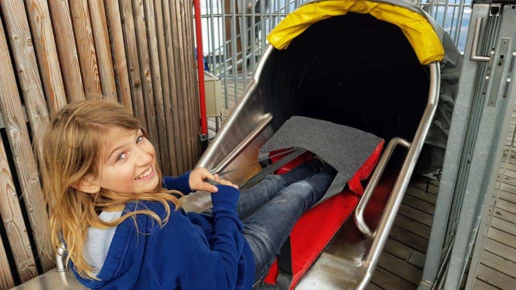 Kind auf Erlebnisrutsche des Pyramidenkogels